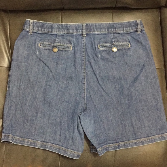 Croft and Barrow denim walking shorts ⭐️ - Picture 2 of 2